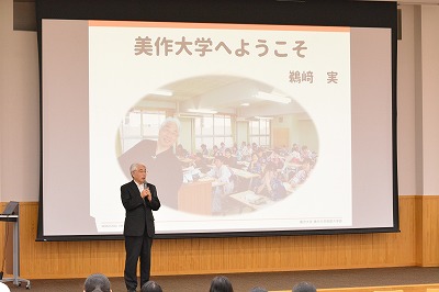 プレゼンする職員