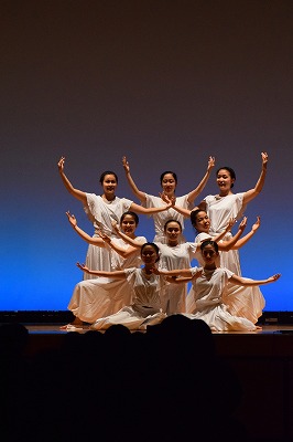 写真：白ダンスの決めポーズ