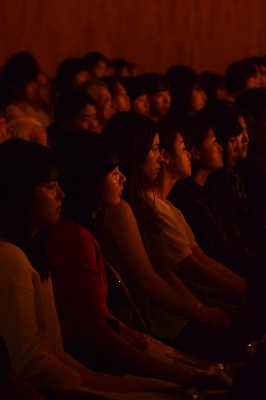 写真：熱心に見入る観衆その2
