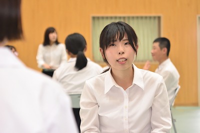 写真：グループワークのコーディネートをする学生