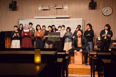 FMみまさかのメンバー全員が歌う姿