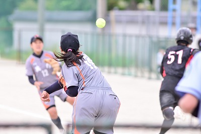 選手がボールを投げる姿