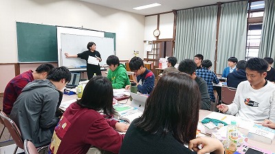 社会福祉学科の学生が勉強している様子