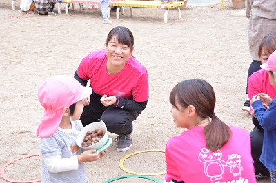 子供たちと遊ぶ学生