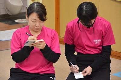 子供たちと触れ合う学生