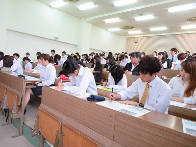 写真：メモを取りながら、熱心に聞き入る学生たち