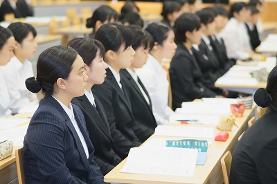 写真：熱心に発表を聞く下級生