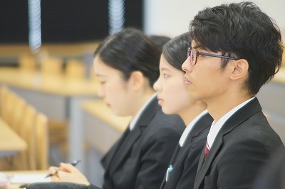 写真：熱心に聞き入る学生