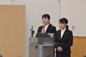 写真：卒業研究発表の様子。女子学生2名のグループ