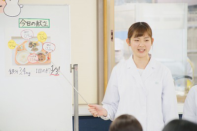 写真：栄養教育担当の学生の熱心な発表