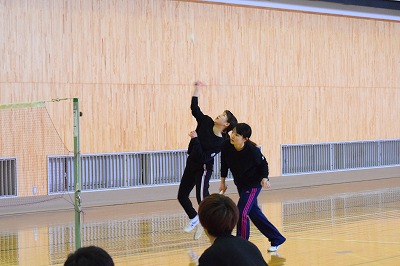 写真：バドミントンで戦う学生ペア