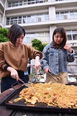 焼きそばを焼く学生