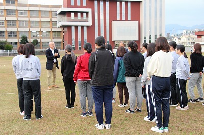 ゲートボールの説明を聞く学生