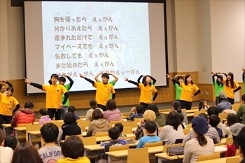 写真：リカイヒロメタインジャーが大勢の人の前でダンスをする様子