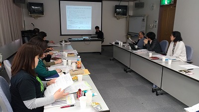 写真：プレゼンテーションを利用して、学科の分析などを検討する様子