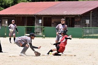写真：クロスプレーの結果、アウト
