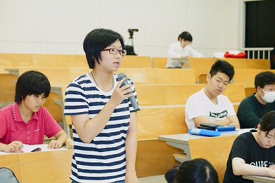 写真：発表者に質問をする下級生