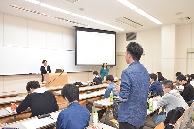 写真：質問をする学生