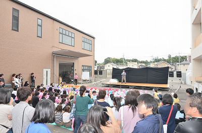 写真：白梅祭。ステージイベント。児童文化研究部の劇