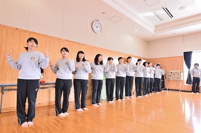 写真：親子ふれあい遊びの中で前で発表する学生