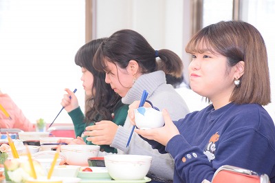 写真：おいしそうに提供された食事を食べる学生