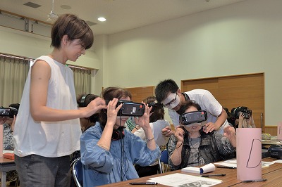 写真：VRゴーグルをつけて認知症体験する受講者