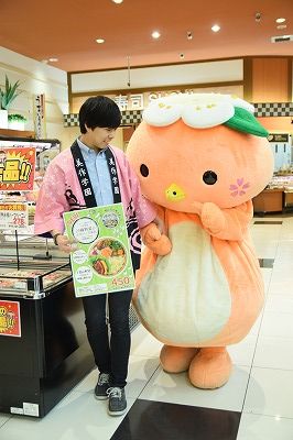 お弁当を販売する学生の姿