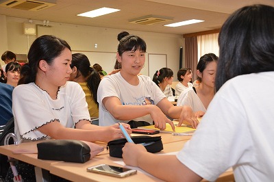 後輩に話をする学生