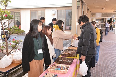 学内販売の様子