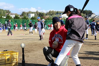 写真：バッティング練習する参加者と、指導するコーチ