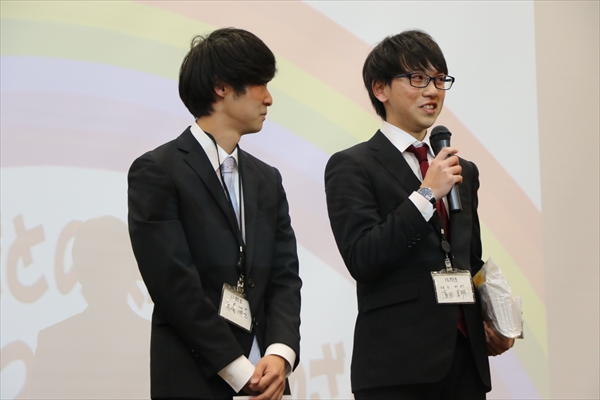 写真:表彰式の際、マイクを持って話をする学生