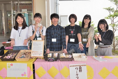 写真：スマイルカンパニーのスタッフ学生