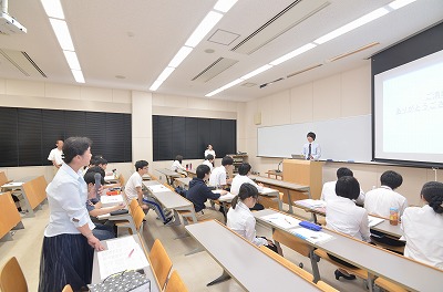 写真：教員の質問に答える発表者