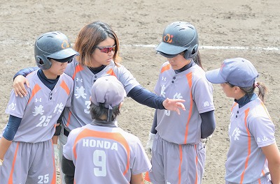 写真：最終回のチャンスの場面。同点を目指して作戦伝達中