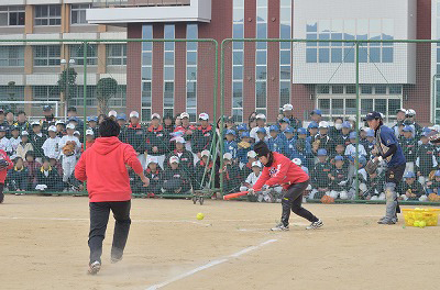 写真：デモンストレーションでバント処理を見せる講師陣