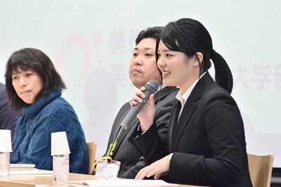 写真：社会福祉学会の様子。シンポジウムの一コマ。シンポジスト在学生のなんばさん