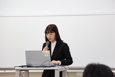 発表する学生の様子