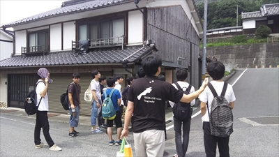 写真：フィールドワークで町並みを視察する大勢の学生