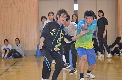 写真：ゲームを楽しむ学生