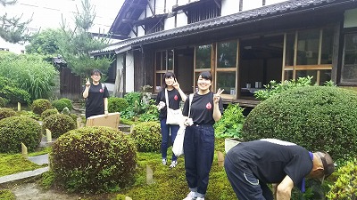 写真：境内で手伝いの合間にポーズ