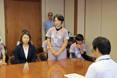 写真：決意のことばを述べる高橋主将