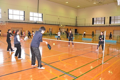 参加者がピックルボール楽しんでいる様子