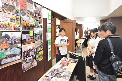 写真：社会福祉学科のブースで学科の取り組みの説明をする学生スタッフ