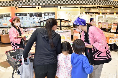 写真：販売キャンペーン中、お客様にメニューや発酵食品について説明する学生たち