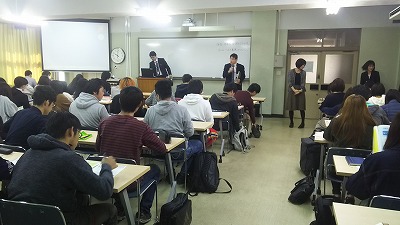 写真：津山年金事務所の職員の方の説明を聞く学生たち