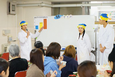 写真：栄養教育担当の学生の熱心な発表