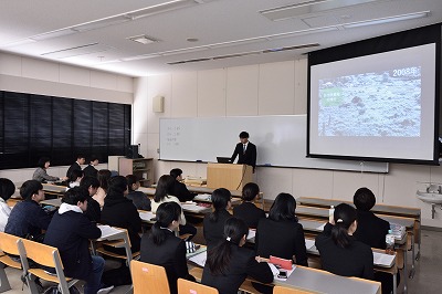 写真：卒業研究の発表会の様子。