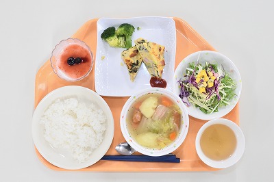 写真：給食経営管理論実習の第6回で提供した献立の完成品。ご飯での提供