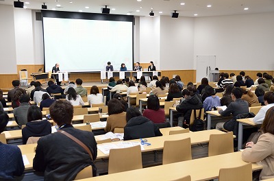 写真：社会福祉学会の様子。シンポジウムの一コマ