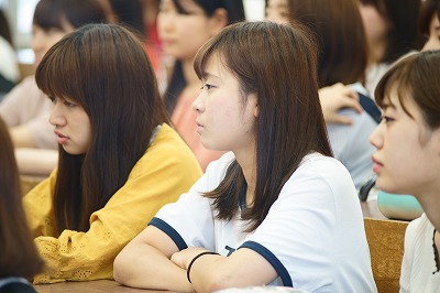 写真：自衛隊の方の話を熱心に聞く学生